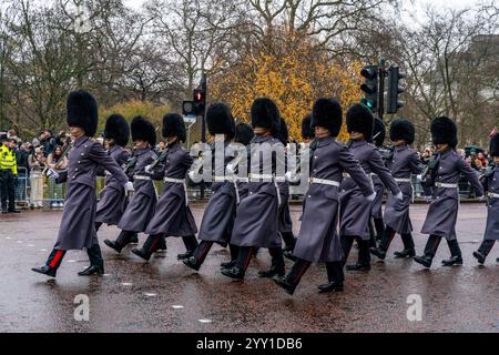 Die Coldstream Guards verlassen Wellington Barracks, um an der Wachablösung im Buckingham Palace, London, teilzunehmen. Stockfoto