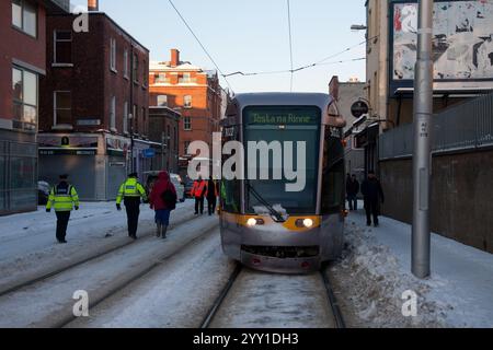 Dateibild: Ein beschädigter Luas in Dublin während einer Schneepause im Dezember 2010 Stockfoto