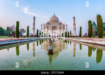 Agra, Indien - 15. November 2011: Menschen besuchen das Taj Mahal in Indien im romantischen Morgenlicht Stockfoto