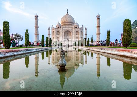 Agra, Indien - 15. November 2011: Menschen besuchen das Taj Mahal in Indien im romantischen Morgenlicht Stockfoto