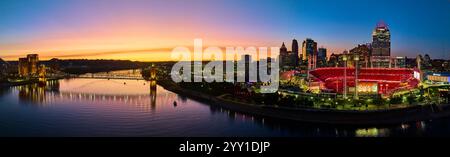 Panorama der Skyline von Cincinnati aus der Vogelperspektive mit Stadionlichtern zur Golden Hour Stockfoto