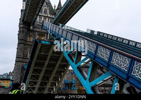 Tower Bridge Lift in Bearbeitung, Tower Bridge, London, Großbritannien. Stockfoto