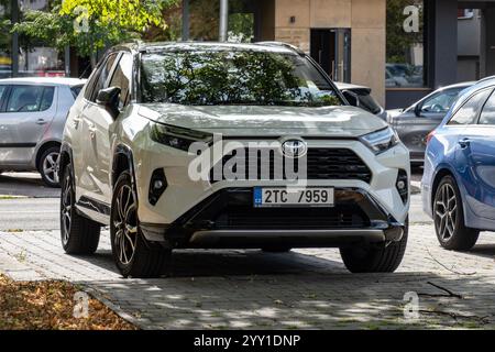 OSTRAVA, TSCHECHIEN - 3. MÄRZ 2024: Weißer Toyota RAV4-SUV parkt auf der Straße Stockfoto