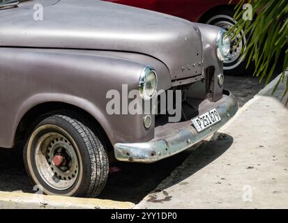 VARADERO, KUBA - 30. AUGUST 2023: Wrack von Plymouth Cambridge Oldtimer der späten 1940er Jahre in der Karibik, Kuba ohne Kühlergrill Stockfoto