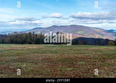 Velka Cantoryje und Mala Czantoria vom Velky Sosov Hügel im Herbst Slezske Beskiden Berg an der tschechisch-polnischen Grenze Stockfoto