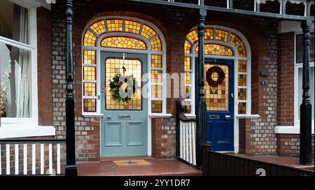 Buntglasfenster und -Tür, viktorianische Veranda und bleihaltige Glasfassade, Heaton Moor, Greater Manchester UK Stockfoto