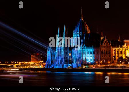 Budapester Lichter und Feuerwerk am St. Stephan Day. Video-Mapping und Drohnenshow bei Nacht. Ungarisches Parlamentsgebäude beleuchtet. Stockfoto