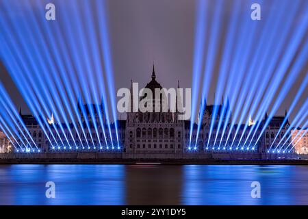 Budapester Lichter und Feuerwerk am St. Stephan Day. Video-Mapping und Drohnenshow bei Nacht. Ungarisches Parlamentsgebäude beleuchtet. Stockfoto