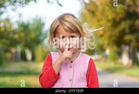 Ein Kind schlägt sich mit dem Finger in die Nase. Selektiver Fokus. Kind. Stockfoto