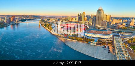 Panorama der Skyline von Cincinnati mit dem Ohio River in der Golden Hour Stockfoto