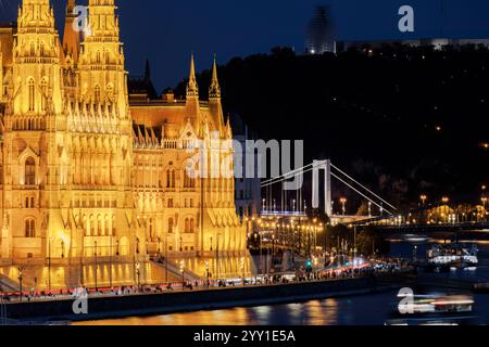 Budapester Lichter und Feuerwerk am St. Stephan Day. Gellert Hügel im Hintergrund mit der Zitadelle. Ungarisches Parlamentsgebäude beleuchtet. Stockfoto