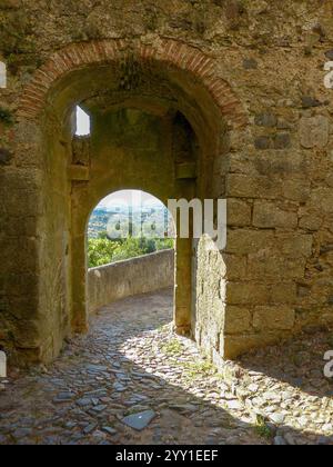Bogenförmiger Durchgang in die Burgmauern in der Stadt Castelo de Vide in Alentejo in Portugal Stockfoto