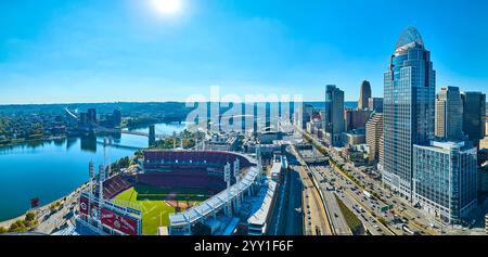 Panoramablick auf die Skyline von Cincinnati und den Great American Ball Park Stockfoto