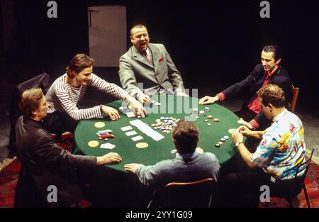 Im Uhrzeigersinn von vorne links: Tom Georgeson (Ash), David Bark Jones (Carl), Ray Winstone (Sweeney), Phil Daniels (Frankie), Nigel Lindsay (Mugsy), Nicholas Day (Stephen - zurück zur Kamera) in der HÄNDLERAUSWAHL von Patrick Marber im Cottesloe Theatre, National Theatre (NT), London SE1 09/02/1995 Design: Bunny Christie Beleuchtung: Neil Austin Regisseur: Patrick Marber Stockfoto