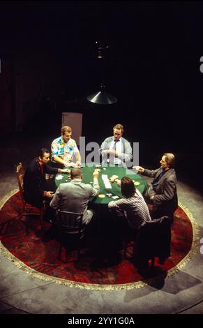 Im Uhrzeigersinn von links: Phil Daniels (Frankie), Nigel Lindsay (Mugsy), Nicholas Day (Stephen), Tom Georgeson (Ash), David Bark Jones (Carl), Ray Winstone (Sweeney) in DEALER’s CHOICE von Patrick Marber im Cottesloe Theatre, National Theatre (NT), London SE1 09/02/1995 Design: Bunny Christie Beleuchtung: Neil Austin Regisseur: Patrick Marber Stockfoto