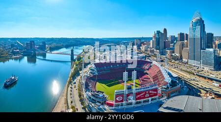 Panorama der Skyline von Cincinnati mit Ball Park und Flussufer Stockfoto