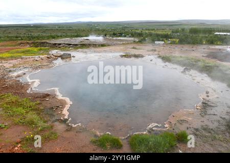 Geysir mit Strokkur Geysir unten. Haukadalur-Tal, Island. Stockfoto