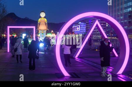 Seoul, Südkorea. Dezember 2024. Eine 7 Meter hohe Statue von Younghee, der legendären Puppe aus der Netflix-Serie Squid Game, ist während der Seoul Winter Festa auf dem Gwanghwamun Square in Seoul zu sehen. Das Light Festival „Seoul Winter Festa“ findet vom 13. Dezember bis 5. Januar 2025 statt und beleuchtet sechs berühmte Orte in ganz Seoul, darunter Gwanghwamun und Cheonggyecheon Stream, über 24 Tage. Quelle: SOPA Images Limited/Alamy Live News Stockfoto