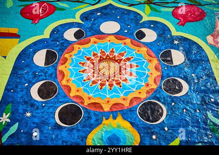 Lebendiges Fototapete für Mandala- und Mondphasen mit Himmlischen Motiven auf Augenhöhe Stockfoto