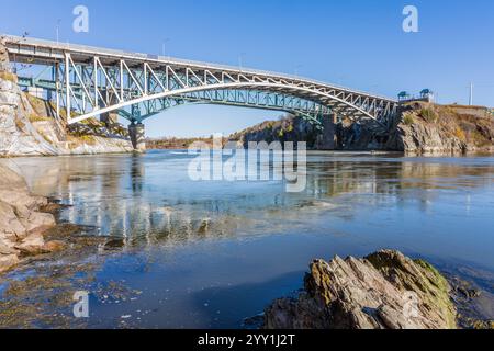 Die Reversing Falls Bridge überspannt den St John River an der Stelle der Reversing Falls. Beobachtungsbereiche an beiden Enden der Brücke erlauben den Zuschauern t Stockfoto