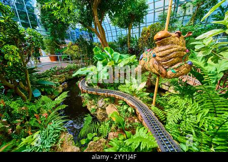 Skurrile Zug- und Fantasy-Skulptur in üppiger Augenhöhe des Conservatory Stockfoto