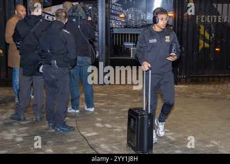 Rotterdam, Niederlande. Dezember 2024. ROTTERDAM, Stadion Het Kasteel, 18-12-2024, Saison 2024/2025, Niederländisch TOTO KNVB Beker. Während des Matches Sparta – Go Ahead Eagles (Cup) kommt der GA Eagles Spieler Dean James im Stadion an Credit: Pro Shots/Alamy Live News Stockfoto