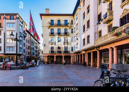 Riesige Ikurriña, offizielle Flagge des Baskenlandes, auf dem Platz der Lege Zaharren Enparantza - Alte Gesetze Platz. Zarautz, Gipuzkoa, Baskenland, Spanien Stockfoto