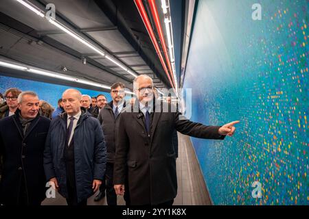 Rom, Italien. Dezember 2024. Der Bürgermeister von Rom ROBERTO GUALTIERI präsentiert der Presse die U-Bahn-Station „Spagna“ nach der Neugestaltung und Tage vor Beginn des Jubiläums 2025. (Kreditbild: © Marco Di Gianvito/ZUMA Press Wire) NUR REDAKTIONELLE VERWENDUNG! Nicht für kommerzielle ZWECKE! Stockfoto