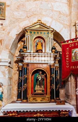 Altaraufsatz des Heiligen Antonius. Pfarrkirche St. Vincent Martyr und St. Sebastian. Frías, Las Merindades, Burgos, Castilla y León, Spanien, Europa Stockfoto