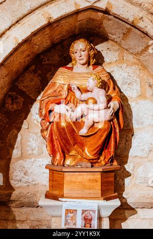 Das Bild der Jungfrau Santa Maria de Vadillo (La Matrona) wurde 2024 restauriert. Renaissancebild aus dem 16. Jahrhundert. Pfarrkirche Saint Vince Stockfoto