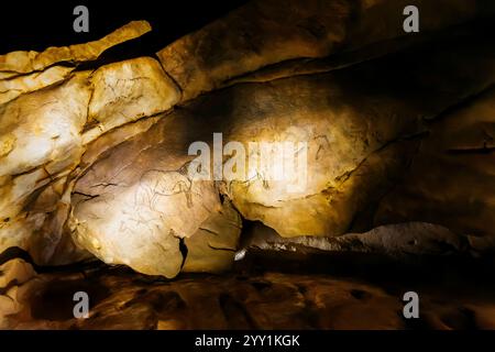 Nachbildung prähistorischer Höhlenmalereien. Nachbildung der Höhle Ekain im Sastarrain-Tal, bekannt für ihre Höhlenmalereien aus dem Magdalenischen pe Stockfoto