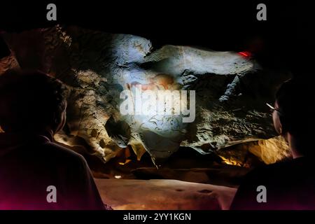 Nachbildung prähistorischer Höhlenmalereien. Nachbildung der Höhle Ekain im Sastarrain-Tal, bekannt für ihre Höhlenmalereien aus dem Magdalenischen pe Stockfoto