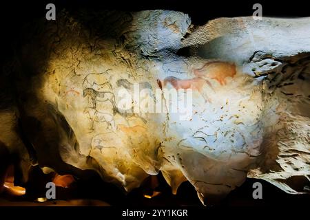 Nachbildung prähistorischer Höhlenmalereien. Nachbildung der Höhle Ekain im Sastarrain-Tal, bekannt für ihre Höhlenmalereien aus dem Magdalenischen pe Stockfoto