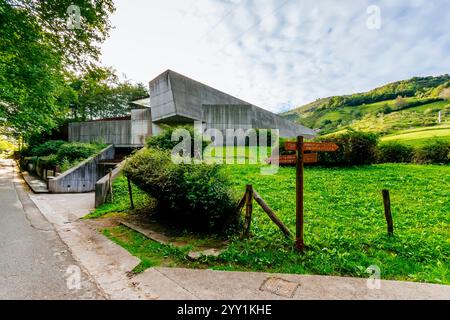 Museumsgebäude, in dem sich das Ekain-Neokave befindet. Ekainberri Museum. Zestoa, Deva, Guipuzkoa, Baskenland, Spanien, Europa Stockfoto