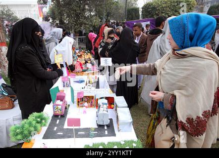 Die Besucher interessieren sich für die Stände der Science and IT Exhibition, die am Mittwoch, den 18. Dezember 2024, im Government College in Peshawar stattfand. Stockfoto