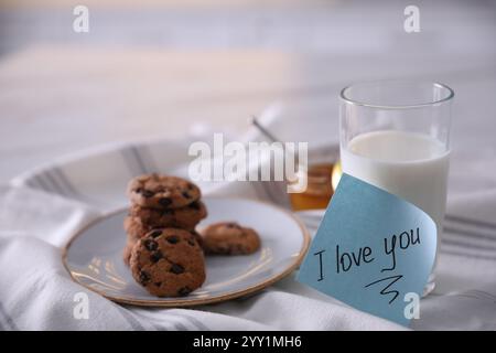 Romantisches Frühstück mit einem Zettel, auf dem steht, dass ich dich liebe, auf dem Tisch Stockfoto