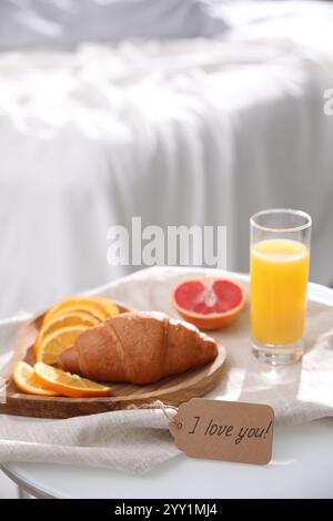 Romantisches Frühstück mit dem Schild "I Love You" auf dem Tisch im Schlafzimmer Stockfoto