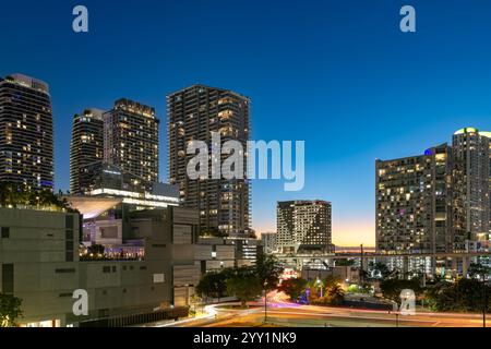 Skyline der Innenstadt von Miami mit einem Einkaufszentrum und Apartmentgebäuden, Florida, USA Stockfoto