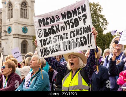 Westminster, London, Großbritannien, Oktober 30 2024, WASPI-Frauen, die Plakate über die staatliche Rente halten und für Entschädigung außerhalb der Häuser demonstrieren Stockfoto