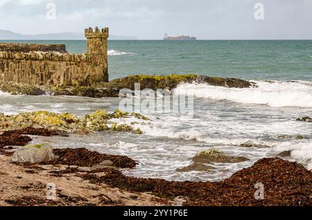 Wellen, die über die Felsen bei Groomsport Co. Krachen. Unten In Nordirland Stockfoto