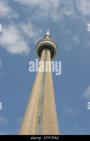 Toronto, ONT - 6. Juni 2009: CN Tower in der Innenstadt von Toronto. Der CN Tower wird als Kommunikationsturm mit einer Antennenhöhe von 1.465 Fuß verwendet. Stockfoto
