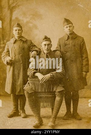 Frankreich - um 1917: Drei Soldaten der US-Armee in Frankreich während des Ersten Weltkriegs posierten für ein Foto. Der Soldat rechts ist Cyril Arthur Buchert (mein Großvater) aus New Orleans, LA, USA. Die beiden anderen Soldaten sind unbekannt. Stockfoto