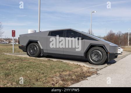 Lafayette – 17. Dezember 2024: Tesla Cybertruck bei einem Supercharger. Tesla bietet den Cybertruck mit einer Reichweite von bis zu 340 Meilen an. Stockfoto