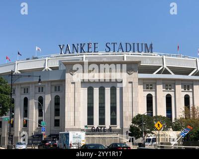 New York - 15. August 2019: Außenansicht und Fassade des Yankee Stadium Gate 4. Das neue Yankee Stadium wurde 2009 fertiggestellt. Stockfoto