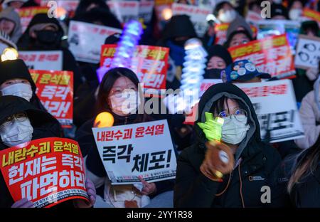 Seoul, Südkorea. Dezember 2024. Während einer Kundgebung, bei der die Festnahme des angeklagten südkoreanischen Präsidenten Yoon Suk Yeol in der Innenstadt von Seoul gefordert wird, winken die Demonstranten mit Plakaten. Quelle: SOPA Images Limited/Alamy Live News Stockfoto