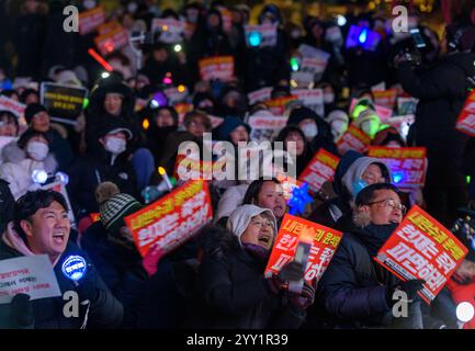 Seoul, Südkorea. Dezember 2024. Während einer Kundgebung, bei der die Festnahme des angeklagten südkoreanischen Präsidenten Yoon Suk Yeol in der Innenstadt von Seoul gefordert wird, winken die Demonstranten mit Plakaten. Quelle: SOPA Images Limited/Alamy Live News Stockfoto