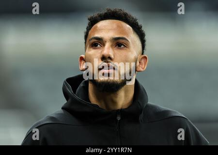 Newcastle, Großbritannien. Dezember 2024. Jamaal Lascelles aus Newcastle United trifft am 18. Dezember 2024 im St. James's Park, Newcastle, Großbritannien, vor dem Carabao Cup Quarter Final Newcastle United vs. Brentford am 18. Dezember 2024 in Newcastle ein. (Foto: Mark Cosgrove/News Images/SIPA USA) Credit: SIPA USA/Alamy Live News Stockfoto