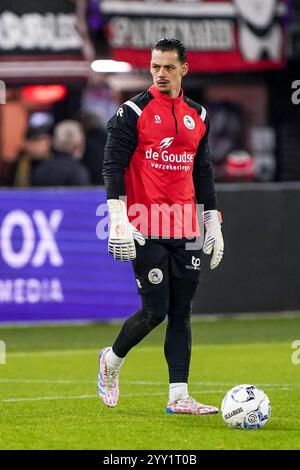 Rotterdam, Niederlande. Dezember 2024. ROTTERDAM, NIEDERLANDE - 18. DEZEMBER: Torhüter Nick Olij von Sparta Rotterdam sieht sich beim Spiel der zweiten Runde des niederländischen TOTO KNVB Cup zwischen Sparta Rotterdam und Go Ahead Eagles am 18. Dezember 2024 im Sparta-stadion Het Kasteel an. (Foto von Andre Weening/Orange Pictures) Credit: Orange Pics BV/Alamy Live News Stockfoto