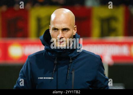Rotterdam, Niederlande. Dezember 2024. ROTTERDAM, Stadion Het Kasteel, 18-12-2024, Saison 2024/2025, Niederländisch TOTO KNVB Beker. Während des Spiels Sparta – Go Ahead Eagles (Cup), Trainer Paul Simonis, Guthaben: Pro Shots/Alamy Live News Stockfoto