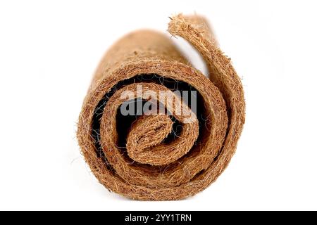 Kokosnussvliesrolle, Kokosfasermatte isoliert auf weißem Hintergrund, nachhaltiger Pflanzenschutz für Überwinterung Stockfoto